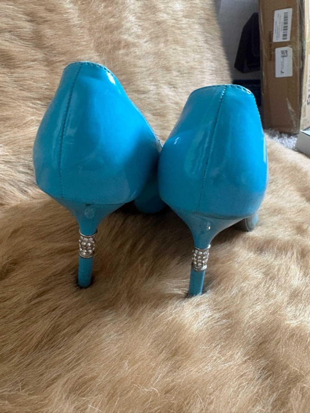 le chateau Bright Turquoise Patent Pointed-Toe Pumps - Picture 4 of 5